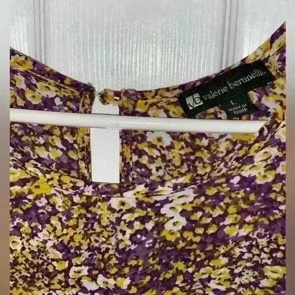 💚 Lightweight Floral Short Sleeved Blouse - Picture 3 of 6